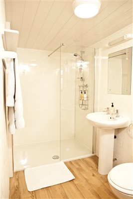 Yurt shower room./ wc